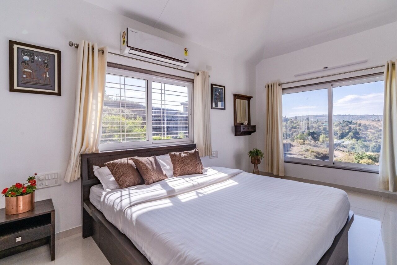 Bedroom with twin beds and views